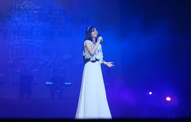 Sao hơn 4 tháng nghỉ sinh con tại Mỹ, Hồng Nhung đã trở về Việt Nam, hát trong chương trình Bài ca đi cùng năm tháng.