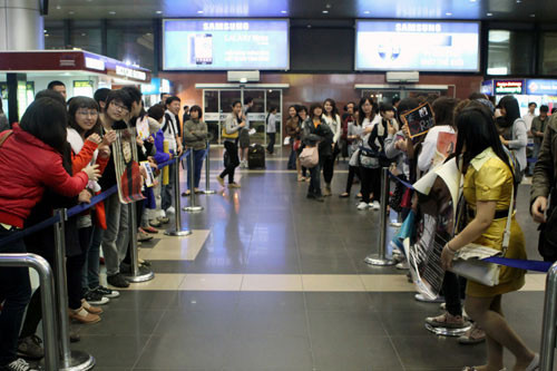 Mặc dù chuyến bay đến Việt Nam vào đêm muộn, nhưng vẫn có rất nhiều khán giả đến sân bay Nội Bài để được tận mắt trông thấy ngôi sao điện ảnh, ca nhạc Bi Rain. Bởi từ khi Bi Rain nhập ngũ thì đây là lần đầu tiên anh xuất hiện trước công chúng. (Ảnh: VNE) Mặc dù chuyến bay đến Việt Nam vào đêm muộn, nhưng vẫn có rất nhiều khán giả đến sân bay Nội Bài để được tận mắt trông thấy ngôi sao điện ảnh, ca nhạc Bi Rain. Bởi từ khi Bi Rain nhập ngũ thì đây là lần đầu tiên anh xuất hiện trước công chúng. (Ảnh: VNE)