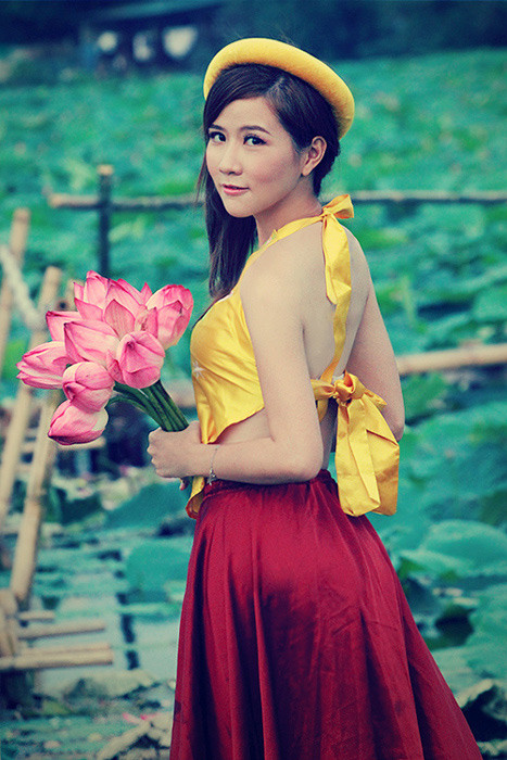 Trác Linh cũng chia sẻ thêm cảm nhận về vợ mới cưới của nhạc sĩ Nguyễn Văn Chung:"Tôi không tiếp xúc nhiều, cũng không giỏi nhận xét về người khác. Cá nhân tôi thấy cô ấy xinh đẹp, nhưng tôi cảm thấy phụ nữ đẹp vẫn chưa đủ, càng dễ bị xem là miếng mồi ngon, vật trang trí cho các chàng trai. Phụ nữ có tài thì khác có thể độc lập, làm chủ cuộc đời mình". (Theo Infonet) Trác Linh cũng chia sẻ thêm cảm nhận về vợ mới cưới của nhạc sĩ Nguyễn Văn Chung:"Tôi không tiếp xúc nhiều, cũng không giỏi nhận xét về người khác. Cá nhân tôi thấy cô ấy xinh đẹp, nhưng tôi cảm thấy phụ nữ đẹp vẫn chưa đủ, càng dễ bị xem là miếng mồi ngon, vật trang trí cho các chàng trai. Phụ nữ có tài thì khác có thể độc lập, làm chủ cuộc đời mình". (Theo Infonet)