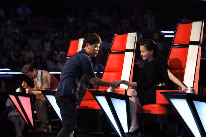 Tươi cười bắt tay thí sinh. Tươi cười bắt tay thí sinh.