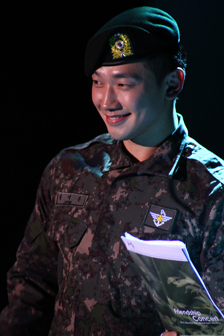 Vẫn đôi mắt một mí cùng nụ cười 'đáng yêu' nhưng lần này sang Việt Nam Bi Rain luôn khoác trên mình bộ quân phục vì anh đang trong thời gian làm nghĩa vụ quân sự. (Ảnh: Đức Thịnh) Vẫn đôi mắt một mí cùng nụ cười 'đáng yêu' nhưng lần này sang Việt Nam Bi Rain luôn khoác trên mình bộ quân phục vì anh đang trong thời gian làm nghĩa vụ quân sự. (Ảnh: Đức Thịnh)