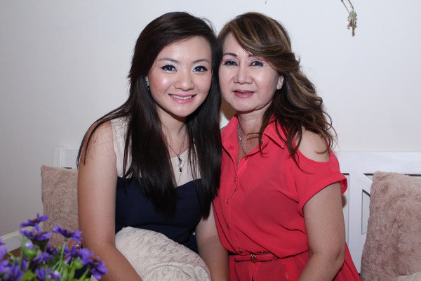 Xuân Mai đi dự tiệc cùng mẹ. Trong chuyến về nước lần này, Xuân Mai sẽ đi thăm họ hàng và tham gia biểu diễn ở một số sân khấu ca nhạc để tái ngộ cùng khán giả. (Theo 2sao) Xuân Mai đi dự tiệc cùng mẹ. Trong chuyến về nước lần này, Xuân Mai sẽ đi thăm họ hàng và tham gia biểu diễn ở một số sân khấu ca nhạc để tái ngộ cùng khán giả. (Theo 2sao)