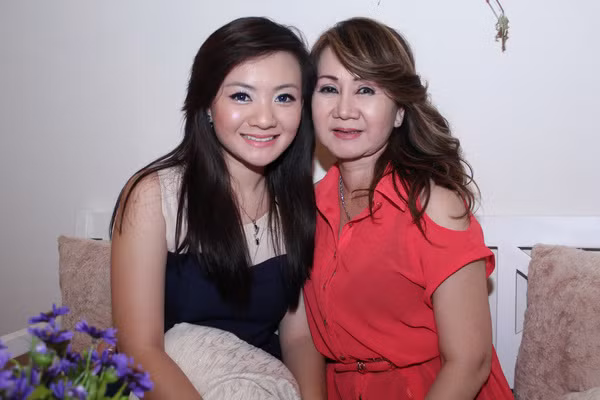 Xuân Mai đi dự tiệc cùng mẹ. Trong chuyến về nước lần này, Xuân Mai sẽ đi thăm họ hàng và tham gia biểu diễn ở một số sân khấu ca nhạc để tái ngộ cùng khán giả. (Theo 2sao)