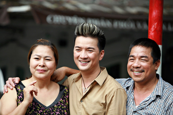 Mr. Đàm thân thiện chụp ảnh cùng khán giả Hà Nội. (Theo Ngôi sao) Mr. Đàm thân thiện chụp ảnh cùng khán giả Hà Nội. (Theo Ngôi sao)