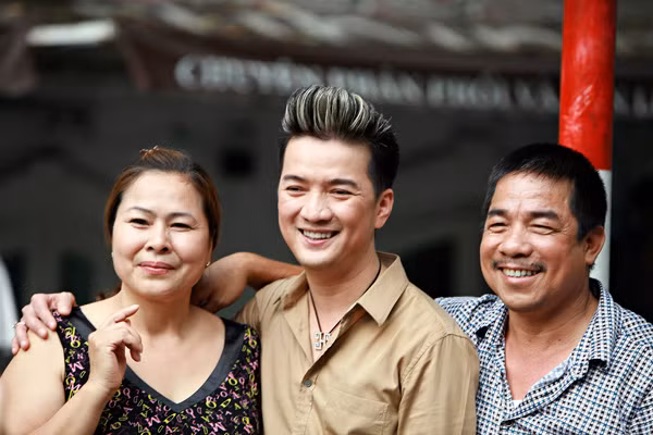 Mr. Đàm thân thiện chụp ảnh cùng khán giả Hà Nội. (Theo Ngôi sao)