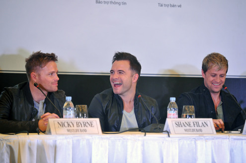 Họ vui vẻ trò chuyện, chia sẻ đã đi thăm được một số địa điểm của Hà Nội. Westlife khen thủ đô Hà Nội đẹp và đặc biệt ấn tượng với những cái hồ giữa lòng thành phố. (Ảnh: VNE) Họ vui vẻ trò chuyện, chia sẻ đã đi thăm được một số địa điểm của Hà Nội. Westlife khen thủ đô Hà Nội đẹp và đặc biệt ấn tượng với những cái hồ giữa lòng thành phố. (Ảnh: VNE)