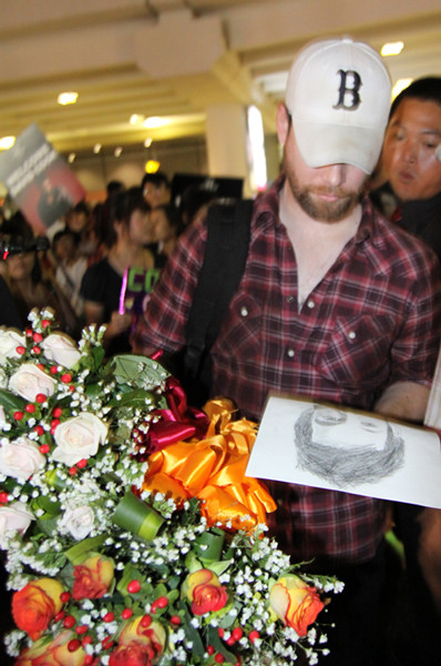 Nhận hoa và quà từ người hâm mộ. (Ảnh: VNN)