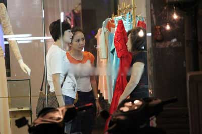 Thúy Hiền hộ tống Thúy Vinh đi thử váy cưới tại shop thời trang của một nhà thiết kế nổi tiếng ở trung tâm thành phố. (Theo TTVN)