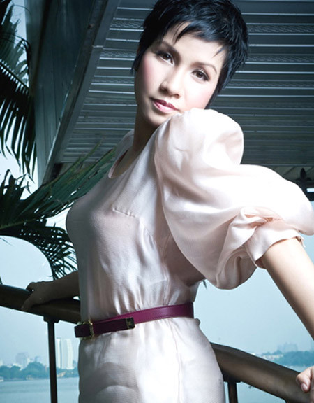 Mỹ Linh tâm sự về chuyện làm mẹ kế trong một bài phỏng vấn: "Tôi nhớ hồi đó cứ hơi một tý là người ta gọi điện hỏi tôi, như một bà dì ghẻ nào đó ném con chồng xuống sông Hồng cũng gọi điện hỏi tôi phát biểu cảm xúc. Đại loại bất cứ việc gì liên quan đến mẹ ghẻ, con chồng người ta cũng hỏi". Mỹ Linh tâm sự về chuyện làm mẹ kế trong một bài phỏng vấn: "Tôi nhớ hồi đó cứ hơi một tý là người ta gọi điện hỏi tôi, như một bà dì ghẻ nào đó ném con chồng xuống sông Hồng cũng gọi điện hỏi tôi phát biểu cảm xúc. Đại loại bất cứ việc gì liên quan đến mẹ ghẻ, con chồng người ta cũng hỏi".