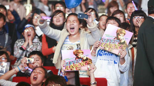 Fan Việt phát cuồng vì Suju. (Ảnh: 24h) Fan Việt phát cuồng vì Suju. (Ảnh: 24h)