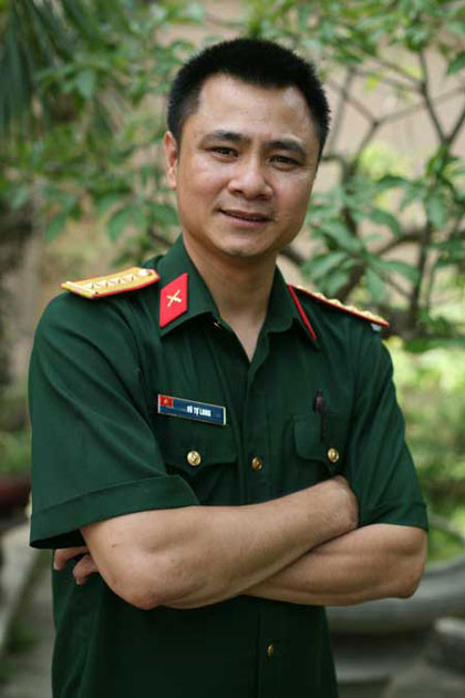 Tự Long chia sẻ, với bộ môn nghệ thuật chèo mà anh theo đuổi không dễ để sống một cách dư dả và thoái mái, cũng không được nhiều người quan tâm nên đã có lúc anh muốn bỏ nghề. Đó là khi đi diễn mà diễn viên nhiều hơn khán giả, thấy rất hụt hẫng, cảm giác bị coi thường nên rất buồn. (Theo VTC) Tự Long chia sẻ, với bộ môn nghệ thuật chèo mà anh theo đuổi không dễ để sống một cách dư dả và thoái mái, cũng không được nhiều người quan tâm nên đã có lúc anh muốn bỏ nghề. Đó là khi đi diễn mà diễn viên nhiều hơn khán giả, thấy rất hụt hẫng, cảm giác bị coi thường nên rất buồn. (Theo VTC)