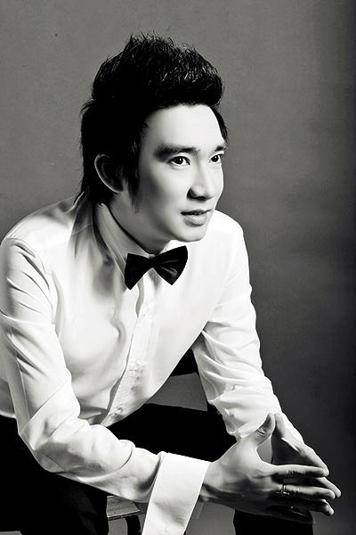 Quang Hà qua lời kể của anh trai Quang Cường: "Quang Hà giờ trông hiền lành thế thôi chứ hồi bé cũng nghịch lắm. Suốt ngày theo anh chị đi câu tôm, câu lươn, bơi qua Hồ Tây. Có lần nghịch pháo, pháo nổ trên tay, chảy máu đầm đìa".