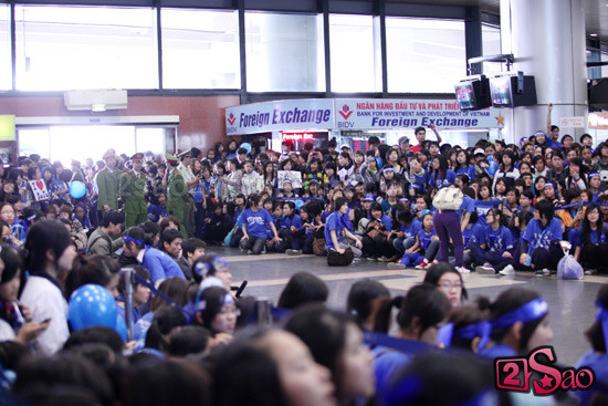 Năm 2010, 8 trong số 13 thành viên của Suju lần đầu tiên đến Việt Nam để tham gia chương trình MTV Exit. Đây là chương trình nhằm lên án nạn buôn người đã và đang làm ảnh hưởng đến hàng triệu người trên thế giới. (Ảnh: 2sao) Năm 2010, 8 trong số 13 thành viên của Suju lần đầu tiên đến Việt Nam để tham gia chương trình MTV Exit. Đây là chương trình nhằm lên án nạn buôn người đã và đang làm ảnh hưởng đến hàng triệu người trên thế giới. (Ảnh: 2sao)