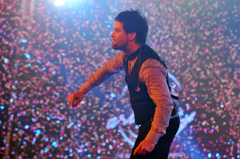 Khoảng 3000 khán giả đã đến Cung thể thao Quần Ngựa để thưởng thức đêm nhạc tuyệt vời với sự góp mặt của thần tượng âm nhạc hàng đầu nước Mỹ - David Cook. (Ảnh: VNE)