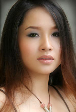 Mai Khôi thành thật nói: "Tôi lúc nào cũng thoải mái trong chuyện yêu và muốn được thoải mái ở khắp mọi nơi. Tôi khuyến khích các bạn trẻ và những ai đang yêu hãy mạnh dạn hôn nhau, đừng ngại thực hiện hành động đó ở chốn đông người vì đó là một nụ hôn thật tuyệt vời, nụ hôn đập tan thói ganh tỵ của loài người". (Theo Thế giới gia đình)