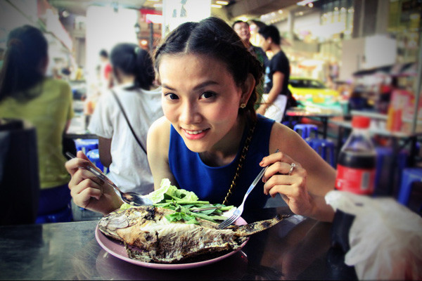 Không chỉ thích mua sắm ở Thái Lan, 'kẹo ngọt' Thu Thủy còn rất 'kết' đồ ăn Thái. (Theo Ngôi sao) Không chỉ thích mua sắm ở Thái Lan, 'kẹo ngọt' Thu Thủy còn rất 'kết' đồ ăn Thái. (Theo Ngôi sao)