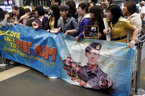 Năm 2012, sau 5 năm, một lần nữa khán giả Việt lại được chào đón Bi Rain khi anh đến Viêt Nam với tư cách là một quân nhân của Quân đội Hàn Quốc tham gia chương trình kỷ niệm 20 năm ngày thiết lập quan hệ ngoại giao Việt Hàn. (Ảnh: VNE) Năm 2012, sau 5 năm, một lần nữa khán giả Việt lại được chào đón Bi Rain khi anh đến Viêt Nam với tư cách là một quân nhân của Quân đội Hàn Quốc tham gia chương trình kỷ niệm 20 năm ngày thiết lập quan hệ ngoại giao Việt Hàn. (Ảnh: VNE)