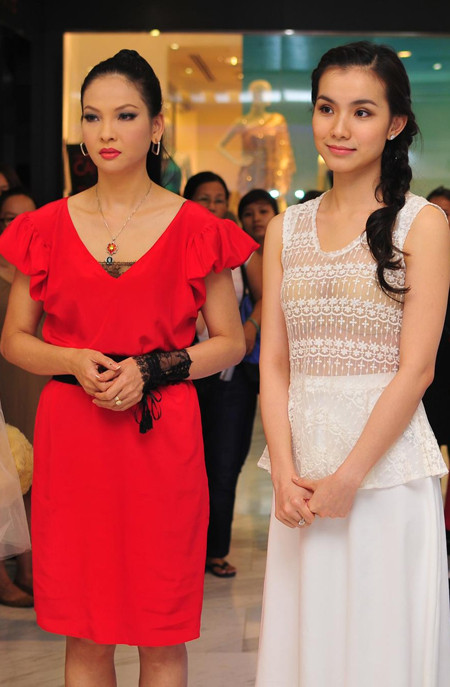 Dù ăn mặc giản dị, trang điểm nhẹ nhàng nhưng 'gái một con' Thùy Lâm vẫn nổi bật giữa đám đông bởi vẻ đẹp ngày càng thêm mặn mà của mình. (Theo VNE) Dù ăn mặc giản dị, trang điểm nhẹ nhàng nhưng 'gái một con' Thùy Lâm vẫn nổi bật giữa đám đông bởi vẻ đẹp ngày càng thêm mặn mà của mình. (Theo VNE)