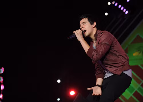 Ngày 23 tháng 7, David Archuleta cống hiến cho khán giả TP. Hồ Chí Minh một tiếng đồng hồ sống trọn với âm nhạc, Vẫn phong cách đơn giản thường thấy, hoàng tử 'bé' cùng với fan Việt hát hết ca khúc này, đến ca khúc khác - những ca khúc làm nên tên tuổi của anh. (Ảnh: Zing) Ngày 23 tháng 7, David Archuleta cống hiến cho khán giả TP. Hồ Chí Minh một tiếng đồng hồ sống trọn với âm nhạc, Vẫn phong cách đơn giản thường thấy, hoàng tử 'bé' cùng với fan Việt hát hết ca khúc này, đến ca khúc khác - những ca khúc làm nên tên tuổi của anh. (Ảnh: Zing)