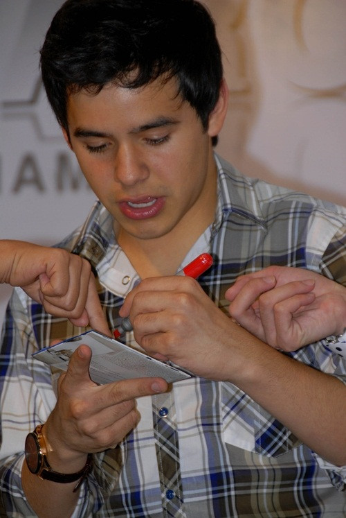 David Archuleta mướt mồ hôi kí tặng fan hâm mộ và các phóng viên. (Ảnh: Ngôi sao) David Archuleta mướt mồ hôi kí tặng fan hâm mộ và các phóng viên. (Ảnh: Ngôi sao)