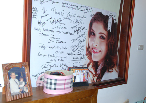 Trong phòng ngủ treo nhiều bức chân dung khổ lớn. Trong phòng ngủ treo nhiều bức chân dung khổ lớn.