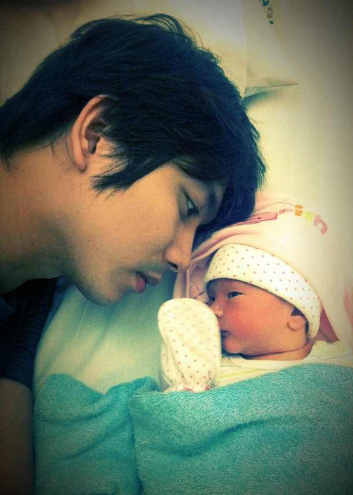 "Mọi thói quen cũ trong cuộc sống của tôi đều thay đổi. Tôi dành nhiều thời gian trong ngày cho bé. Đi hát xong tôi chạy về nhà với bé ngày chứ không tụ tập bạn bè nữa. Tuy bận rộn nhưng tôi hạnh phúc vì điều đó", Tim chia sẻ thêm. "Mọi thói quen cũ trong cuộc sống của tôi đều thay đổi. Tôi dành nhiều thời gian trong ngày cho bé. Đi hát xong tôi chạy về nhà với bé ngày chứ không tụ tập bạn bè nữa. Tuy bận rộn nhưng tôi hạnh phúc vì điều đó", Tim chia sẻ thêm.