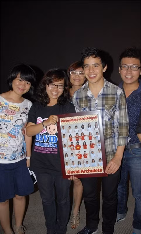 Và nhận quà từ FC David Archuleta tại Việt Nam. (Ảnh:Ngôi sao) Và nhận quà từ FC David Archuleta tại Việt Nam. (Ảnh:Ngôi sao)