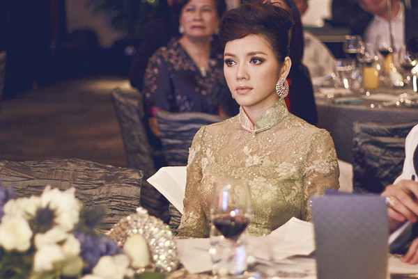 Lý Nhã Kỳ tiết lộ trang phục đặt may riêng này có giá 12.000 USD và hoàn toàn được làm bằng thủ công. Với bộ trang phục truyền thống áo dài, Lý Nhã Kỳ đã tạo được ấn tượng đẹp với quan khách các nước về nét đẹp dịu dàng của người phụ nữ Việt Nam. (Theo Ngôi sao) Lý Nhã Kỳ tiết lộ trang phục đặt may riêng này có giá 12.000 USD và hoàn toàn được làm bằng thủ công. Với bộ trang phục truyền thống áo dài, Lý Nhã Kỳ đã tạo được ấn tượng đẹp với quan khách các nước về nét đẹp dịu dàng của người phụ nữ Việt Nam. (Theo Ngôi sao)