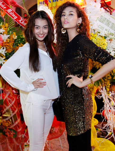 Cùng đến tham gia một sự kiện tại TP. Hồ Chí Minh, Hồng Quế và Hoàng Yến khiến nhiều người bất ngờ với mái tóc xù lạ lẫm.