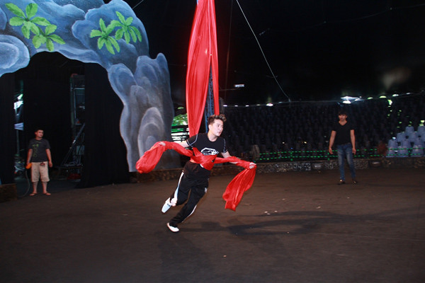 Mỗi ngày dành ra hai tiếng để luyện tập, giờ đây Mr. Đàm đã có thể bay nhẹ nhàng trên không chung chỉ với một giải lụa đỏ. (Theo Ngôi sao)