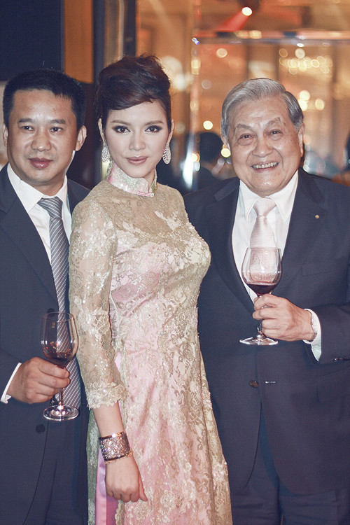 Trong chuyến công tác tới Hồng Kông tham gia Hội thảo xúc tiến du lịch thương mại Việt Nam, Lý Nhã Kỳ đã có dịp diện bộ áo dài ren tinh tế của nhà thiết kế Shanghai Tang. Trong chuyến công tác tới Hồng Kông tham gia Hội thảo xúc tiến du lịch thương mại Việt Nam, Lý Nhã Kỳ đã có dịp diện bộ áo dài ren tinh tế của nhà thiết kế Shanghai Tang.