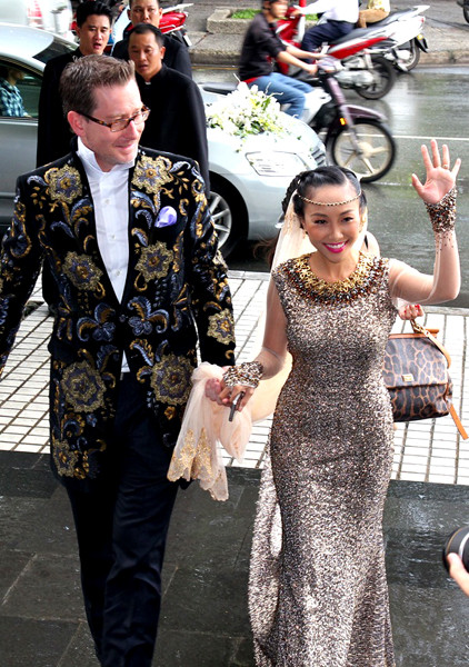 Cô dâu Đoan Trang không mặc váy trắng như các cô dâu bình thường mà thay vào đó là một bộ đầm đuôi cá đính kim sa lấp lánh. Chủ rể của Đoan Trang lại mặc một chiếc vest hoa. Socola Đoan Trang đã có một đám cưới vô cùng độc và lạ.