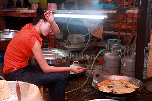 Trang Trần vừa chiên mì căn, vừa vất vả lau mồ hôi. (Theo Kênh 14) Trang Trần vừa chiên mì căn, vừa vất vả lau mồ hôi. (Theo Kênh 14)