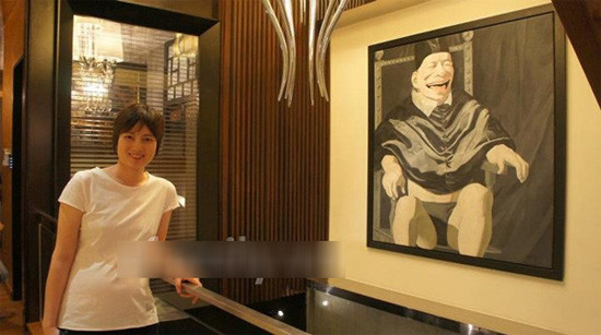 Trong hình Thúy Vinh diện áo thun trắng đơn giản, để lộ vòng 2 to bất thường. (Theo TTVN) Trong hình Thúy Vinh diện áo thun trắng đơn giản, để lộ vòng 2 to bất thường. (Theo TTVN)