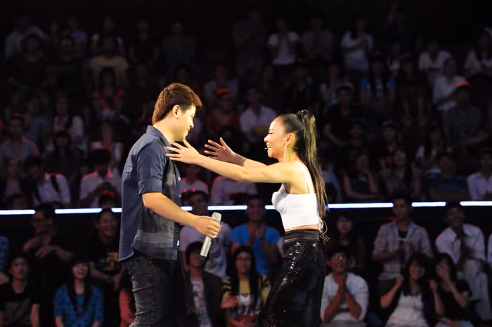 Thu Minh lên tận sân khấu đón thí sinh Dương Trần Nghĩa.