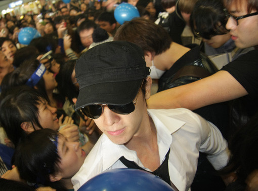 Sự xuất hiện của các anh chàng trong nhóm Suju khiến fan Việt như vỡ òa tại sân bay Nội Bài. Hàng rào bảo vệ đã bị phá vỡ, các fan ồ vào để được một lần chạm vào thần tượng.(Ảnh: Zing) Sự xuất hiện của các anh chàng trong nhóm Suju khiến fan Việt như vỡ òa tại sân bay Nội Bài. Hàng rào bảo vệ đã bị phá vỡ, các fan ồ vào để được một lần chạm vào thần tượng.(Ảnh: Zing)