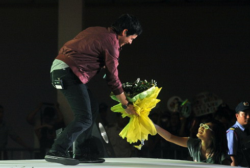 Lần này, người hâm mộ không thể lên sân khấu tặng hoa, chụp ảnh cùng David Archuleta được nữa. (Ảnh: VNE) Lần này, người hâm mộ không thể lên sân khấu tặng hoa, chụp ảnh cùng David Archuleta được nữa. (Ảnh: VNE)