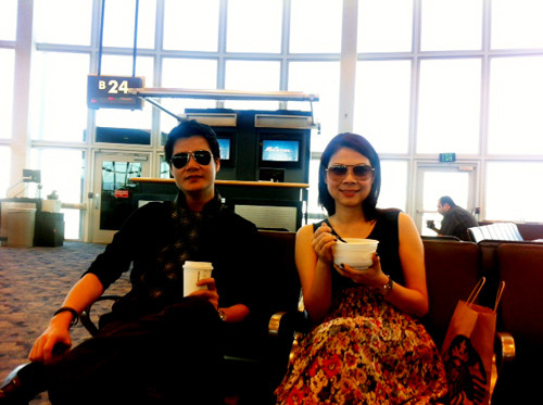 Thanh Thảo, Quang Dũng ngồi chờ và ăn nhẹ ở sân bay cũng tranh thủ chụp ảnh. (Theo Infonet)