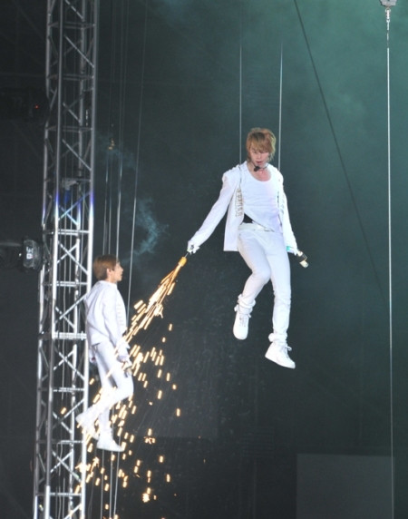 Suju cống hiến cho khán giả những phần trình diễn đẹp mắt, đầu tư công phu về âm thanh, ánh sáng cũng như cách xuất hiện trên sân khấu. (Ảnh: VNE) Suju cống hiến cho khán giả những phần trình diễn đẹp mắt, đầu tư công phu về âm thanh, ánh sáng cũng như cách xuất hiện trên sân khấu. (Ảnh: VNE)