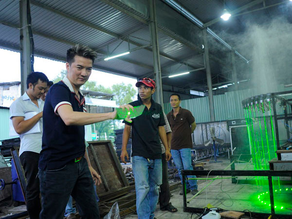 "Liveshow Số phận không chỉ để chứng tỏ vị trí của tôi, mà còn để khẳng định về đẳng cấp tổ chức một show diễn của Đàm Vĩnh Hưng. Khán giả đến với chương trình của tôi sẽ được phục vụ đến tận 'chân tơ kẽ tóc'. Bây giờ tôi không chỉ là ca sĩ mà còn là nhà tổ chức sự kiện", Mr. Đàm bộc bạch.(Theo Ngôi sao) "Liveshow Số phận không chỉ để chứng tỏ vị trí của tôi, mà còn để khẳng định về đẳng cấp tổ chức một show diễn của Đàm Vĩnh Hưng. Khán giả đến với chương trình của tôi sẽ được phục vụ đến tận 'chân tơ kẽ tóc'. Bây giờ tôi không chỉ là ca sĩ mà còn là nhà tổ chức sự kiện", Mr. Đàm bộc bạch.(Theo Ngôi sao)