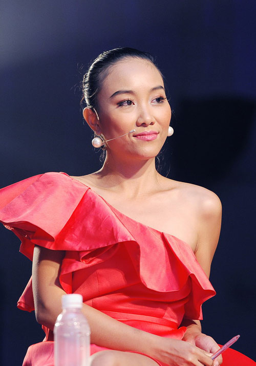 Đoan Trang thành thật thú nhận: "Chắc chắn tôi sẽ kết hôn. Tôi đã nghĩ đến chuyện này từ lâu nhưng vì công việc, vì đam mê nghệ thuật quá lớn nên tôi cứ quên mất để rồi nó cuốn mình đi theo. Còn bây giờ ngoài công việc tôi vẫn thường xuyên nghĩ đến nó đấy". Đoan Trang thành thật thú nhận: "Chắc chắn tôi sẽ kết hôn. Tôi đã nghĩ đến chuyện này từ lâu nhưng vì công việc, vì đam mê nghệ thuật quá lớn nên tôi cứ quên mất để rồi nó cuốn mình đi theo. Còn bây giờ ngoài công việc tôi vẫn thường xuyên nghĩ đến nó đấy".