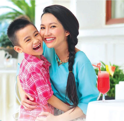 Khi được hỏi tại sao vẫn chưa tìm một gia đinh mới cho con trai Sonic, Kim Hiền trả lời: "Tôi đã 32 tuổi rồi. Đàn bà 32 tuổi nhìn nhận cuộc sống khác đi nhiều rồi, không còn mơ mộng, mung lung nữa.Tôi bây giờ chỉ có Sonic là quan trọng nhất. Đời tôi đã bất hạnh rồi, đời Sonic đã bất hạnh rồi, tôi phải làm những gì tốt nhất cho tương lai Sonic để chẳng may sau này tôi nằm xuống thì Sonic vẫn còn cái gì chắc chắn". (Theo Gia đình trẻ)