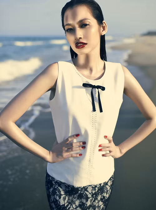 Để có được những khuôn hình biểu cảm như thế này, Trúc Diễm đã phải cùng với cả ekip làm việc liên tục 12h đồng hồ dưới cái nắng hè của thành phố biển miền Trung. (Theo Ngôi sao)