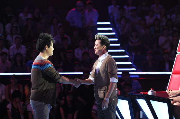 Đàm Vĩnh Hưng cũng hay cười mỉm. Đàm Vĩnh Hưng cũng hay cười mỉm.