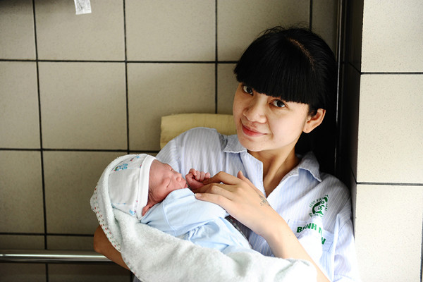 Sáng sớm ngày 30/6, siêu mẫu Hạ Vy đã sinh hạ bé trai thứ hai. Em bé ra đời chậm 2 tuần so với dự kiến khiến cả gia đình rất lo lắng. Hạ Vy phải đến bệnh viện tiêm thuốc để sinh con. May mắn là em bé nặng 3,4 kg và hoàn toàn khỏe mạnh. Sáng sớm ngày 30/6, siêu mẫu Hạ Vy đã sinh hạ bé trai thứ hai. Em bé ra đời chậm 2 tuần so với dự kiến khiến cả gia đình rất lo lắng. Hạ Vy phải đến bệnh viện tiêm thuốc để sinh con. May mắn là em bé nặng 3,4 kg và hoàn toàn khỏe mạnh.