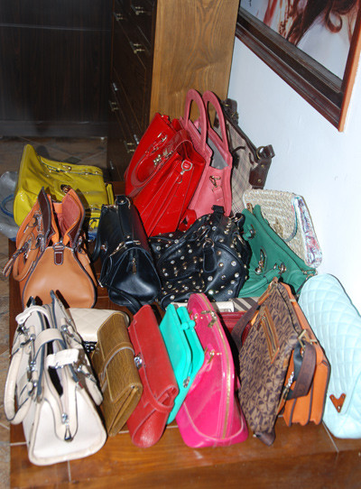 Mỗi lần đi du lịch, đóng phim ở nước ngoài An đều tranh thủ sắm thêm cho mình những chiếc túi của nhiều thương hiệu. Mỗi lần đi du lịch, đóng phim ở nước ngoài An đều tranh thủ sắm thêm cho mình những chiếc túi của nhiều thương hiệu.