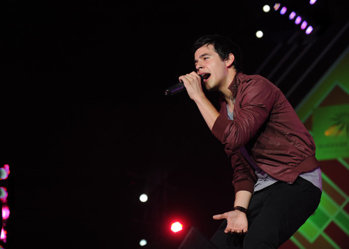 Ngày 23 tháng 7, David Archuleta cống hiến cho khán giả TP. Hồ Chí Minh một tiếng đồng hồ sống trọn với âm nhạc, Vẫn phong cách đơn giản thường thấy, hoàng tử 'bé' cùng với fan Việt hát hết ca khúc này, đến ca khúc khác - những ca khúc làm nên tên tuổi của anh. (Ảnh: Zing) Ngày 23 tháng 7, David Archuleta cống hiến cho khán giả TP. Hồ Chí Minh một tiếng đồng hồ sống trọn với âm nhạc, Vẫn phong cách đơn giản thường thấy, hoàng tử 'bé' cùng với fan Việt hát hết ca khúc này, đến ca khúc khác - những ca khúc làm nên tên tuổi của anh. (Ảnh: Zing)