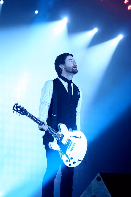 David Cook tỏa sáng trên sân khấu. (Ảnh: VNN)