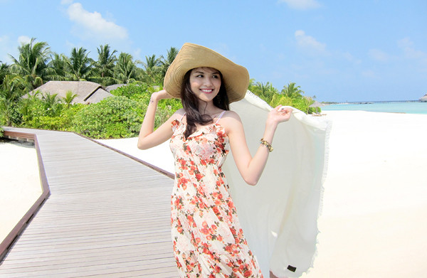 Quần đảo Maldives với thiên nhiên tuyệt đẹp đã khiến Diễm Hương mê mẩn. Ngày nào cô cũng đi dạo, hít thở không khí trong lành và ngắm biển xanh mênh mông. (Theo Ngôi sao) Quần đảo Maldives với thiên nhiên tuyệt đẹp đã khiến Diễm Hương mê mẩn. Ngày nào cô cũng đi dạo, hít thở không khí trong lành và ngắm biển xanh mênh mông. (Theo Ngôi sao)