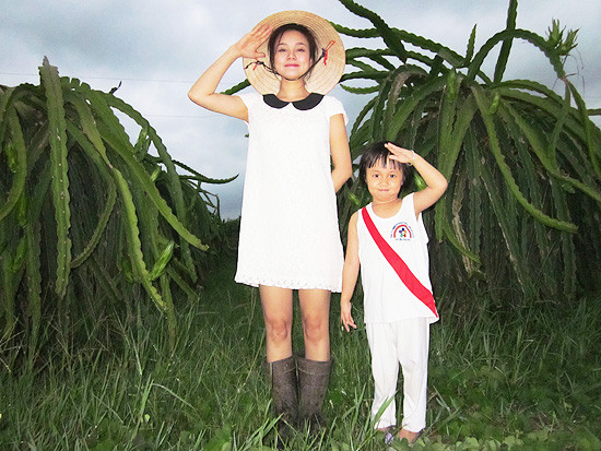 Nữ ca sĩ Đồng xanh còn dành thời gian chăm sóc vườn thanh long của gia đình. Vy Oanh tạo dáng xì tin bên cháu gái ở vườn thanh long. (Theo Infonet)